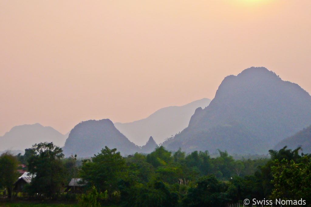 Landschaft von Vang Vieng im Nebel