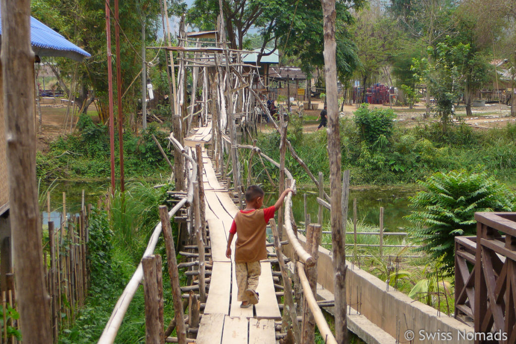 Kind auf Brücke in Vang Vieng, Laos