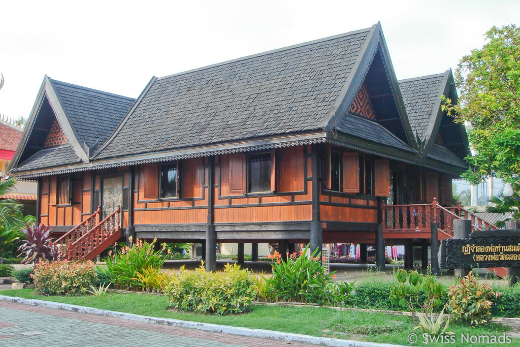 Teakhaus im Wat Chalong auf Phuket