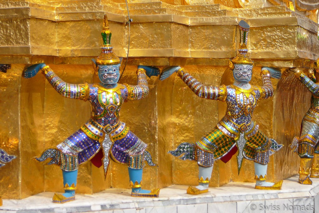 Figuren am Gold Chedi des Wat Phra Kaeo in Bangkok