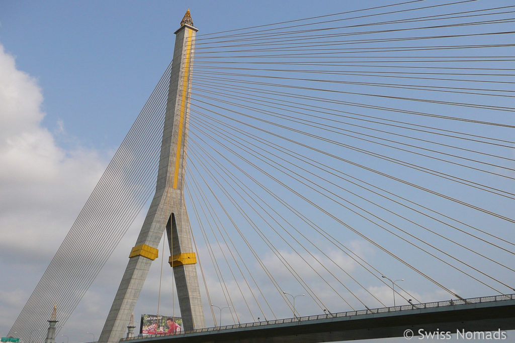 Rama-VIII Brücke über den Chao Praya in Bangkok