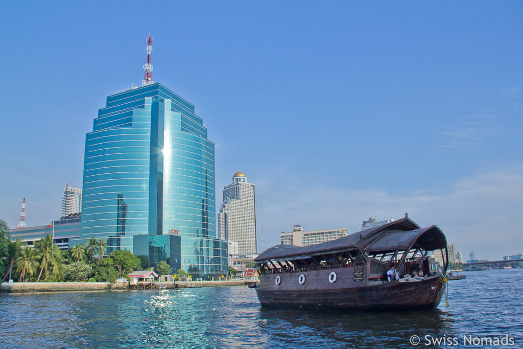 Touristen Boot auf dem Chao Praya in Bangkok