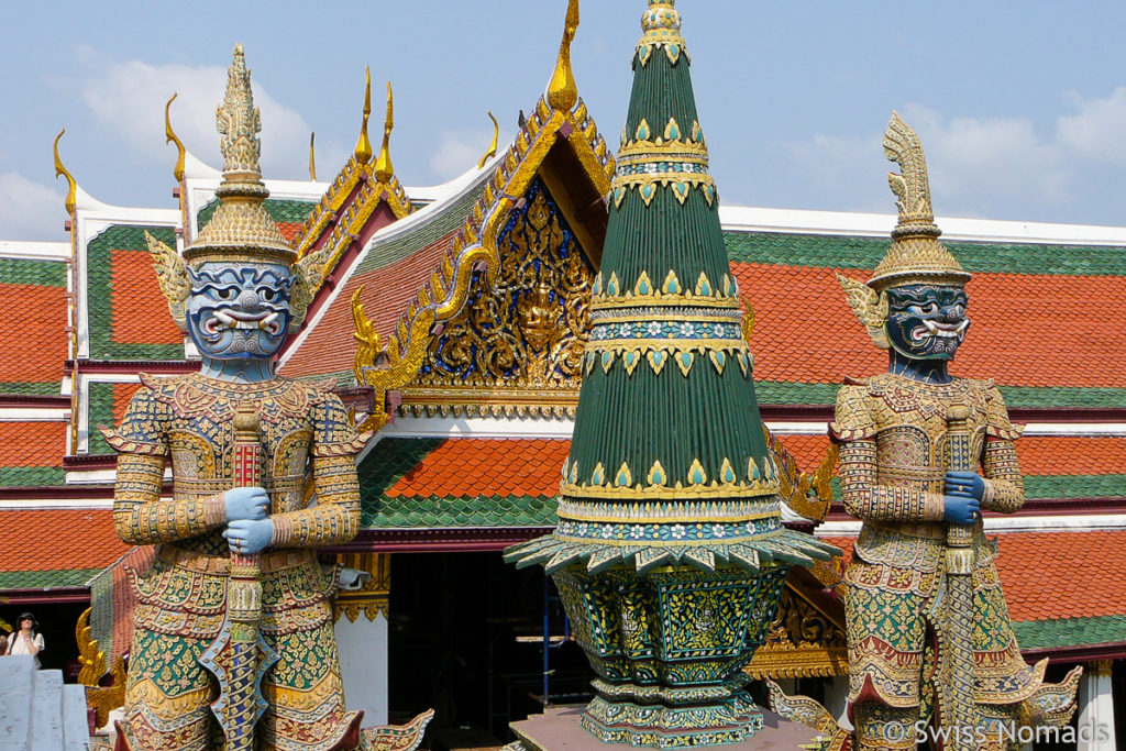 Wat Phra Kaeo Gate mit Wächter Figuren