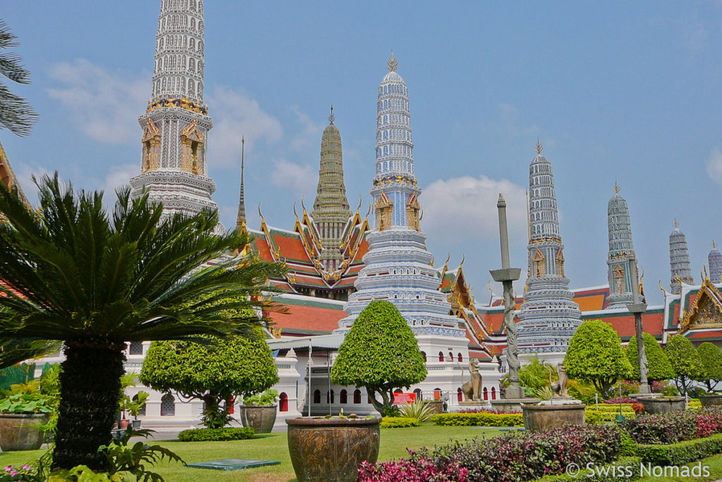 Prangs im Innenhof des Wat Phra Kaeo