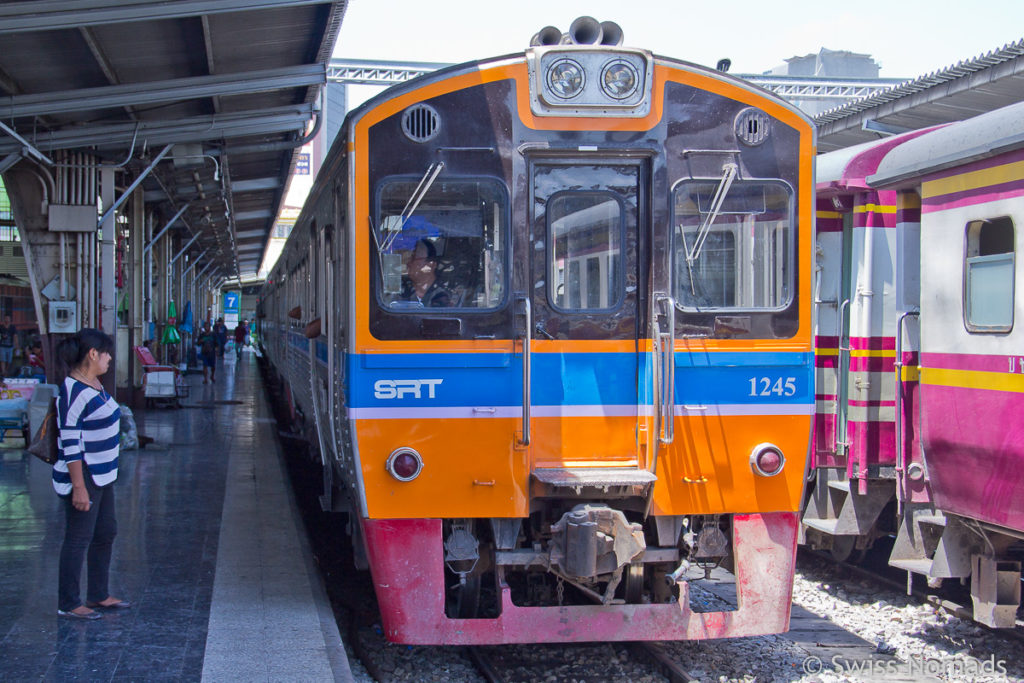 Zug von Bangkok nach Ayutthaya 