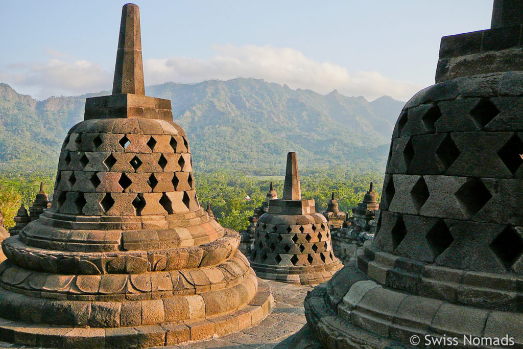 Stupas mit Aussicht beim Borobodur Tempel 