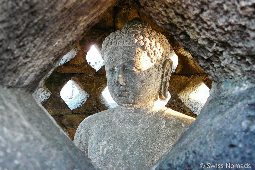 Buddha in Stupa beim Borobodur Tempel 