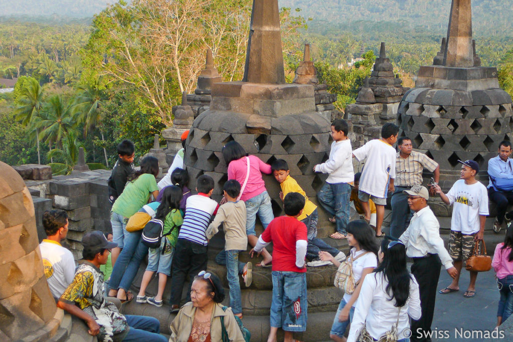 Kinder bei den Stupas am Borobodur Tempel 