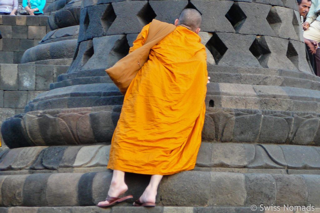 Mänch bei Stupa am Borobodur Tempel 