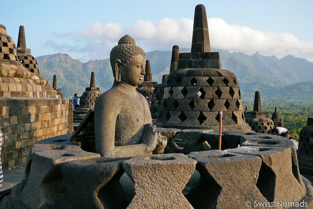 Offene Stupa mit Buddha beim Borobodur Tempel 