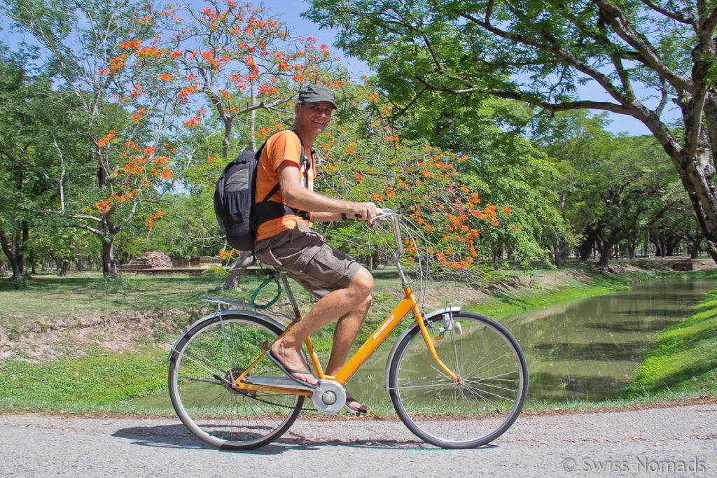 Mit dem Fahrrad im Geschichtspark Sukhothai