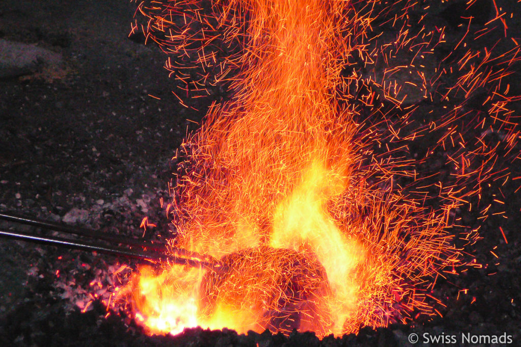 Feuer in der Gamelan Schmiede in Solo 