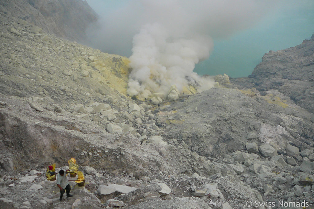 Abstieg in den Ijen Vulkan Krater