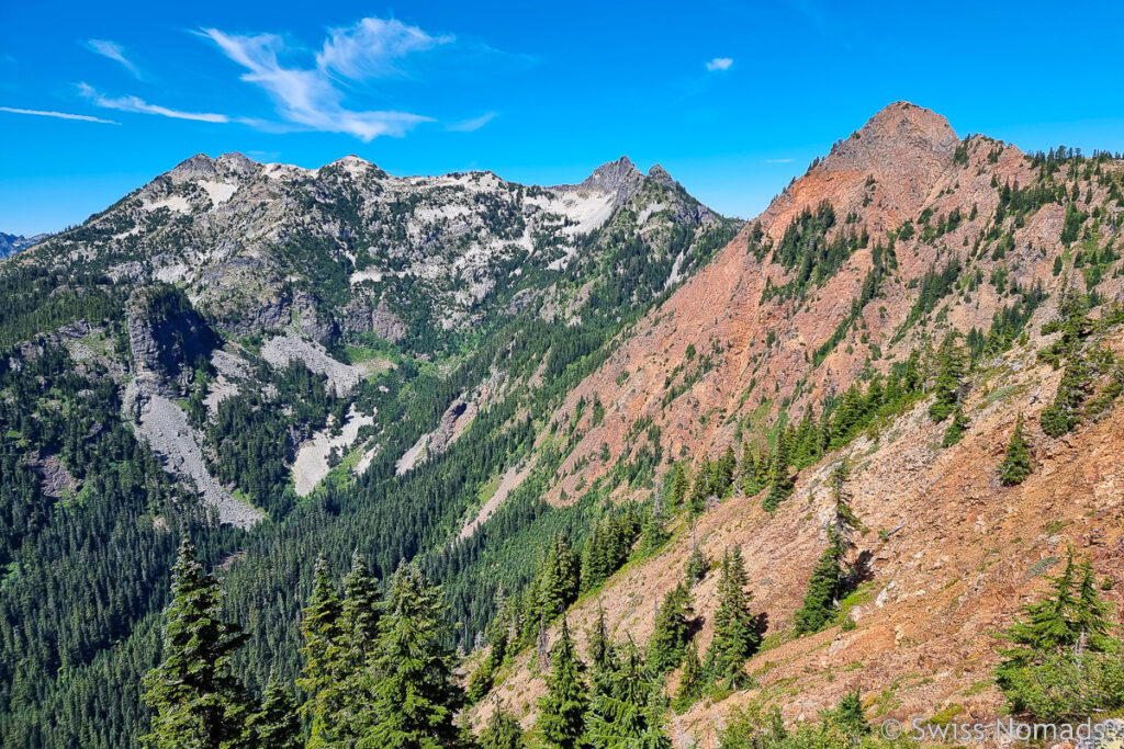 Berge nach Snoqualmie Pass