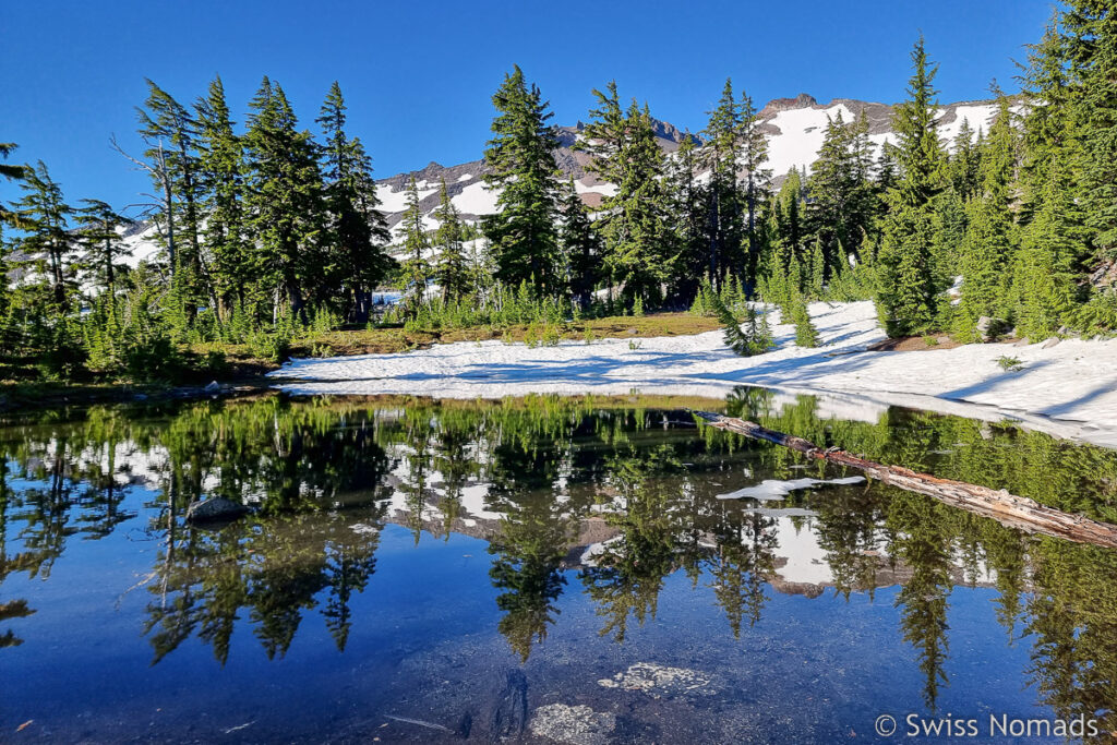 Bergsee mit Schnee in Oregon