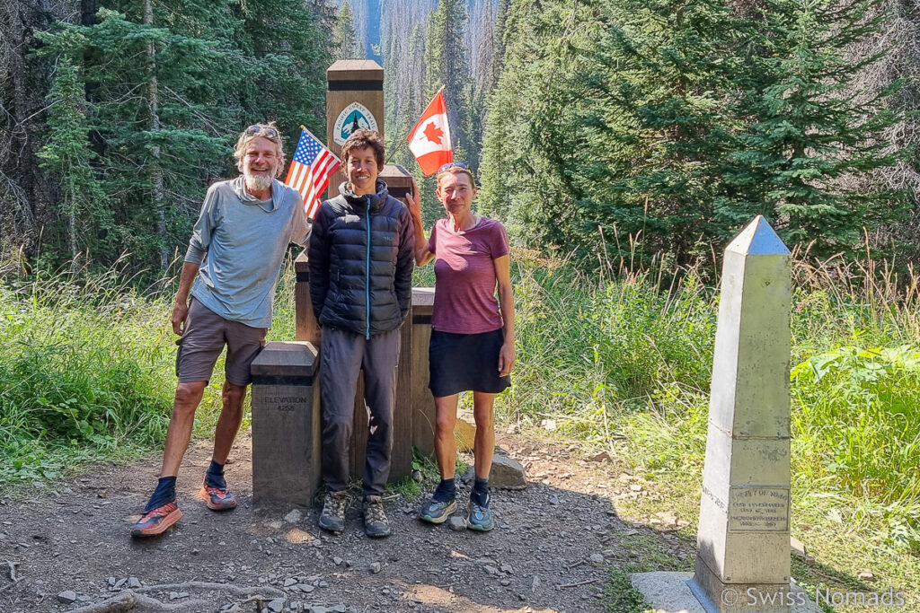 Pacific Crest Trail Monument mit Emily