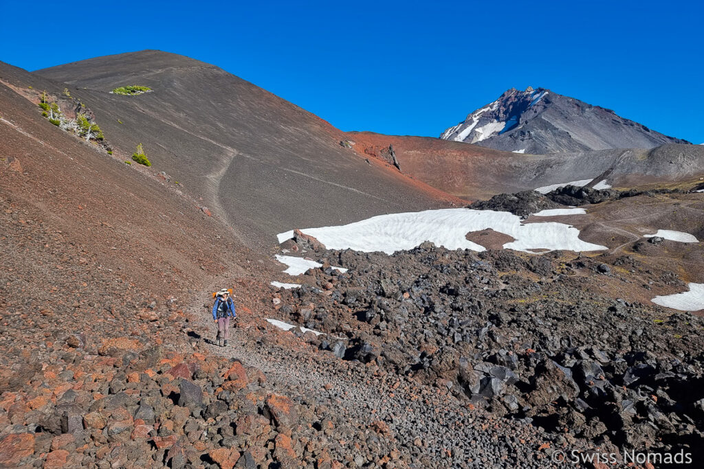 Auf dem PCT durch das Lavafeld in Oregon