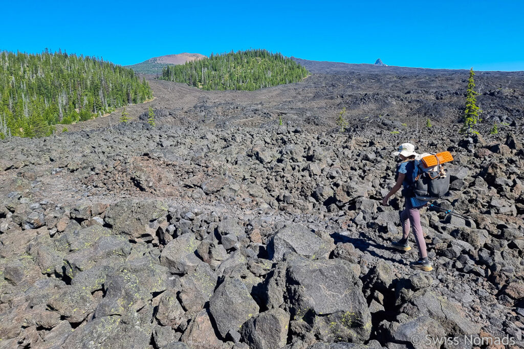 Reni auf dem PCT durchs Lavafeld