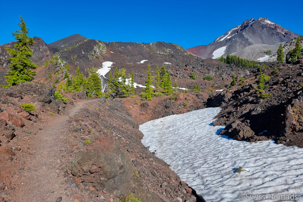 Schnee auf den Lavafeldern in Oregon