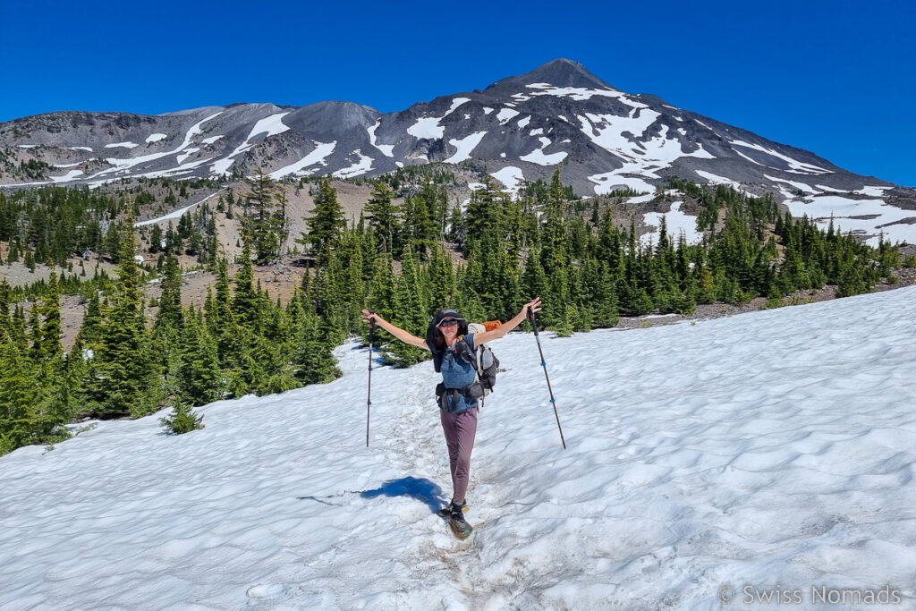 Reni auf einem Schneefeld in Oregon