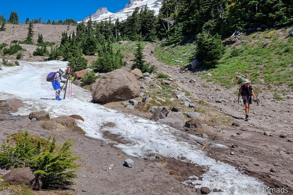 Skifahrer und PCT Hiker am Mount Hood in Oregon