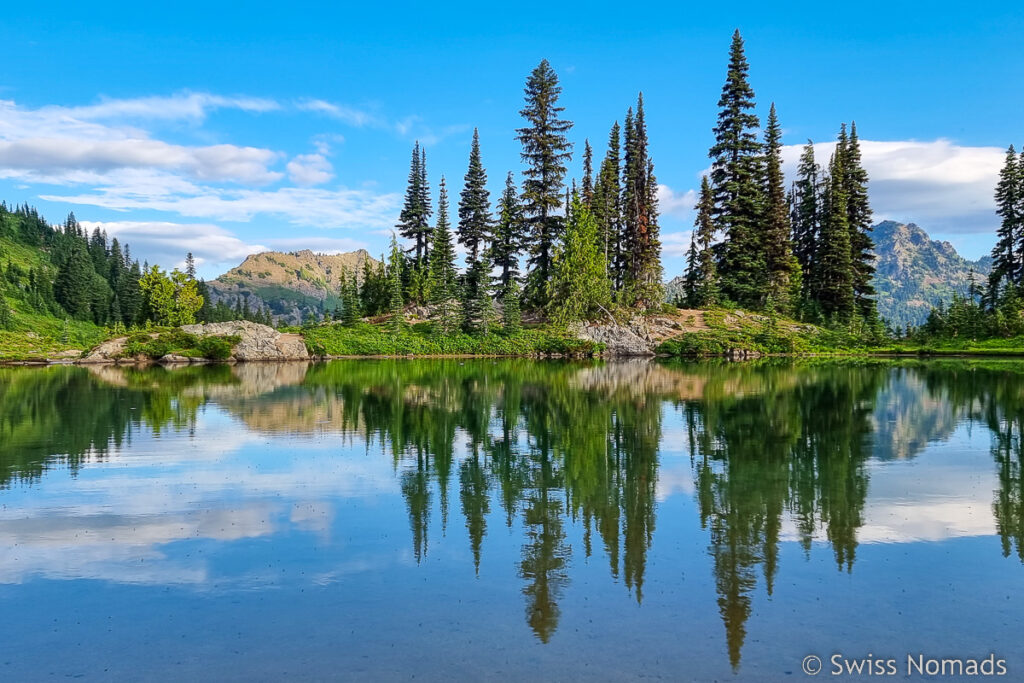 Spiegelung im Bergsee auf dem PCT