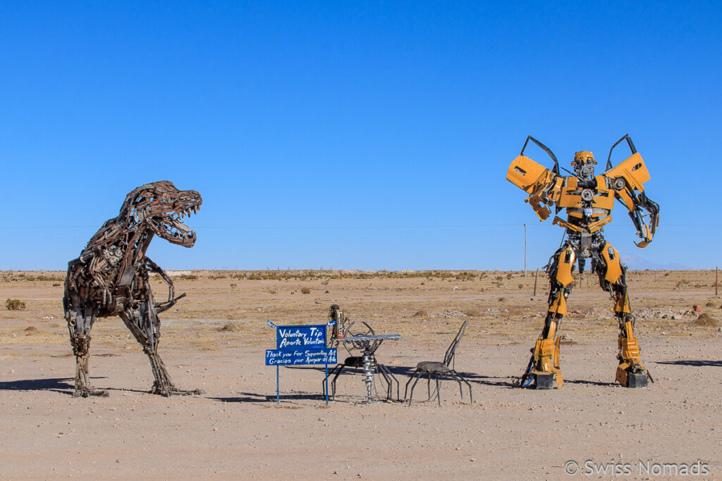 Skulpturen beim Eisenbahnfriedhof von Uyuni