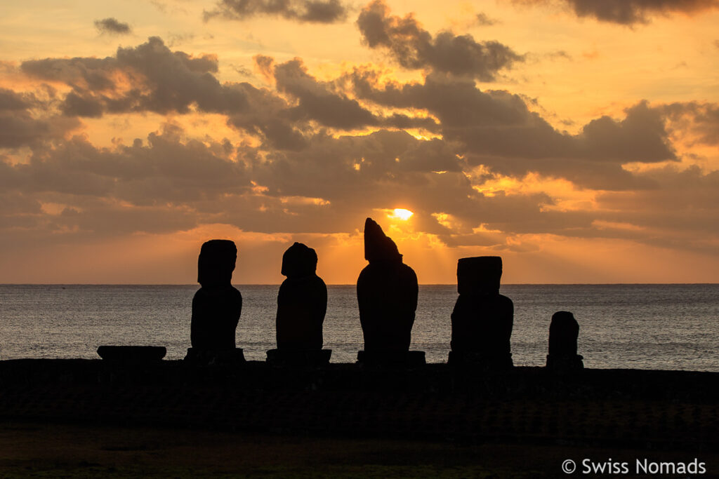 Sonnenuntergang bei Ahu Tahai auf der Osterinsel