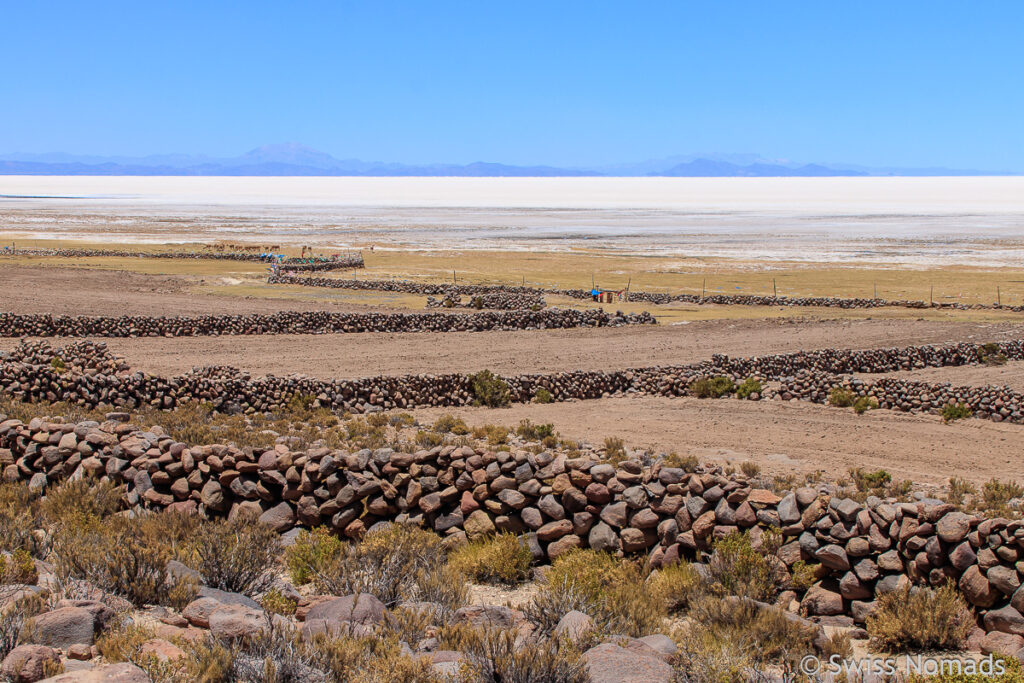 Steinmauern am Ufer des Salar de Uyuni