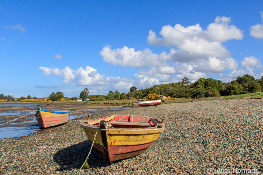 Boote am Strand von Caulin auf Chiloe