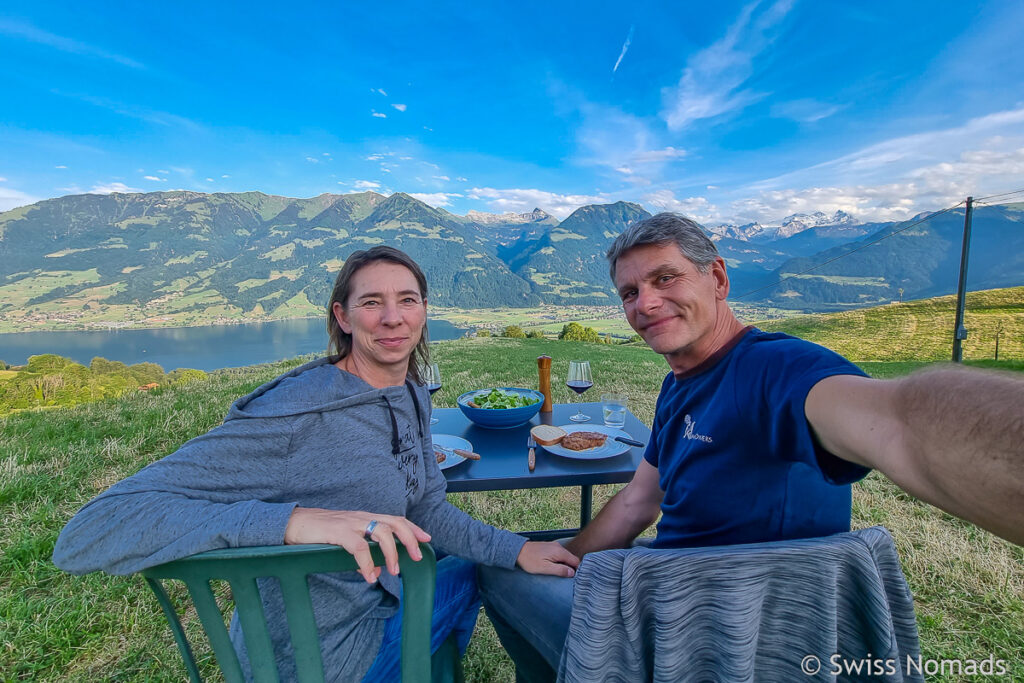 Camping in der Schweiz Frühstück über dem Sarnersee