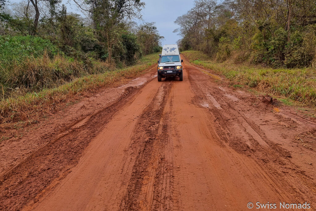 Rote Lehmstrasse im Bolivien Tiefland