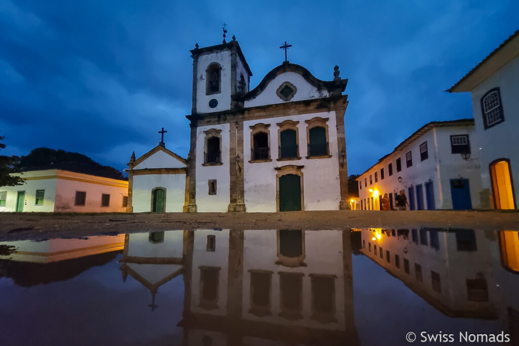 Paraty Igreja Santa Rita nachts