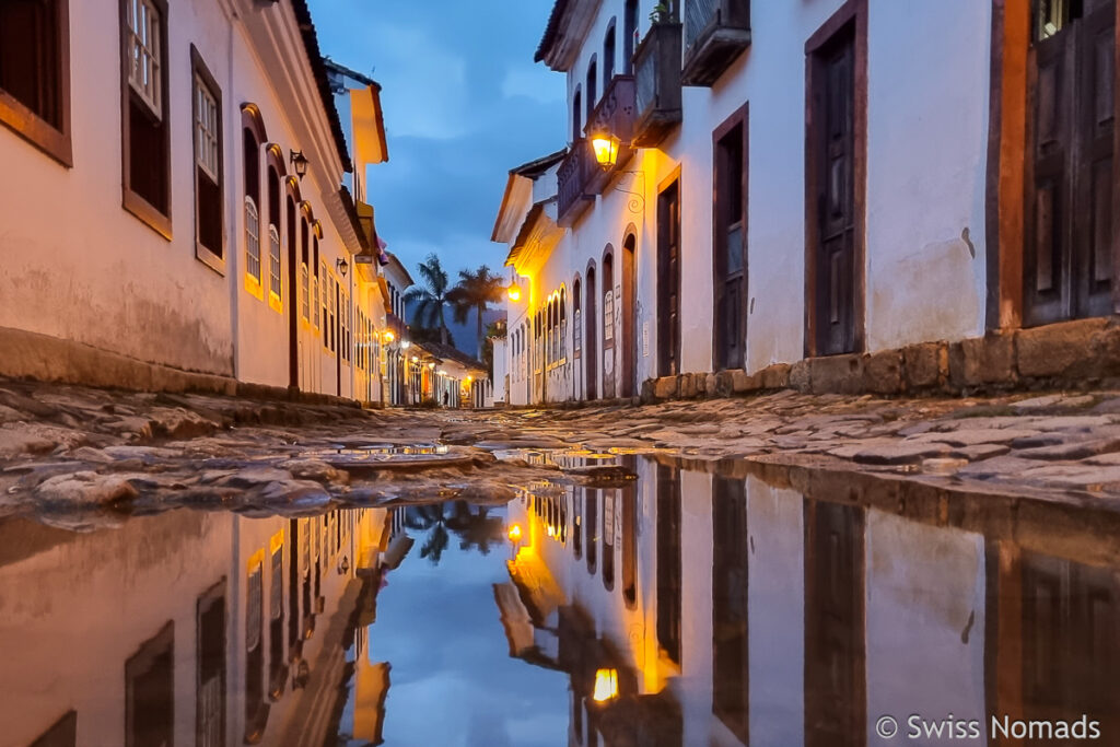 Spiegelung in den Gassen in Paraty