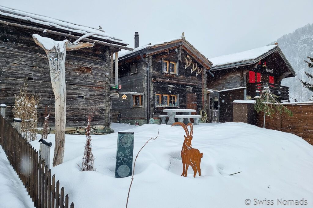 Traditionelle Häuser im Dorf Zmutt in Zermatt im Winter