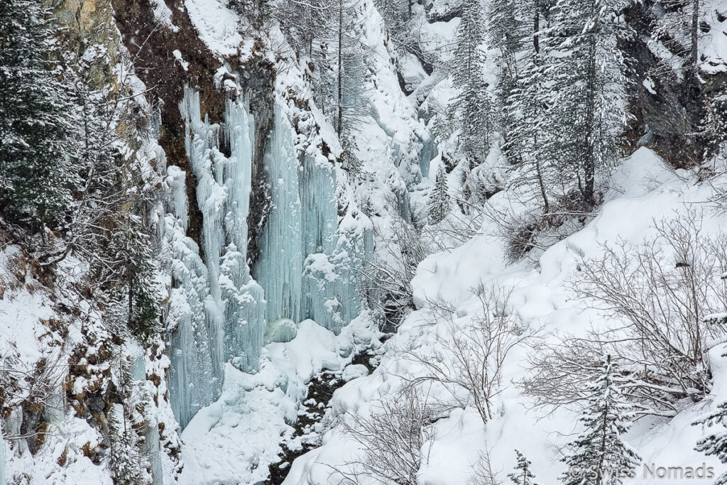 Vereister Wasserfall in Zermatt