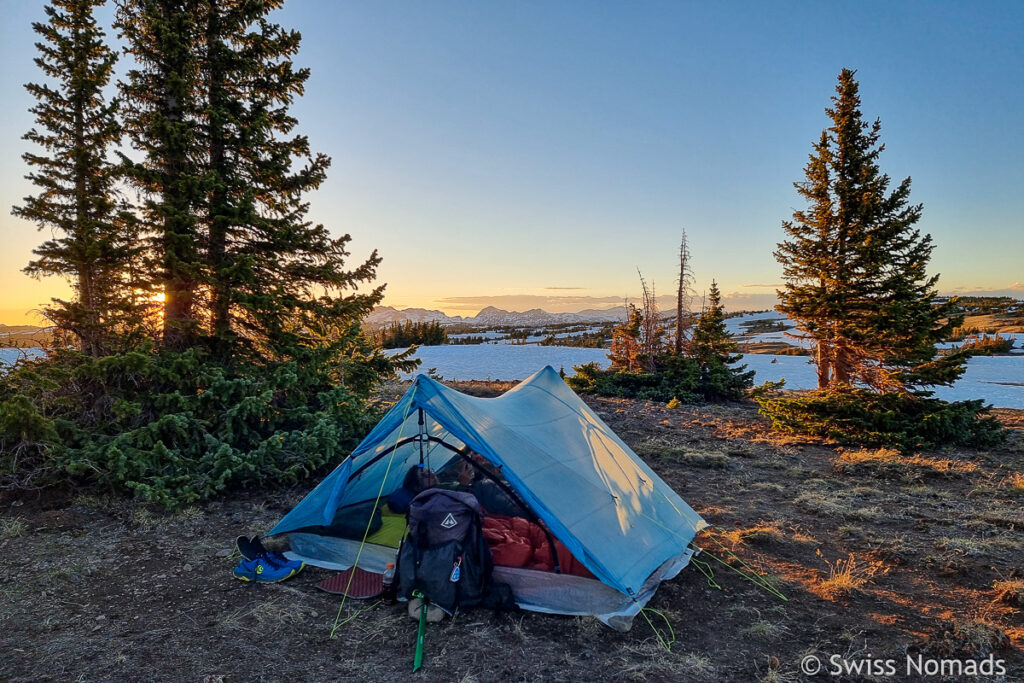 Campspot mit Schneefelder am CDT