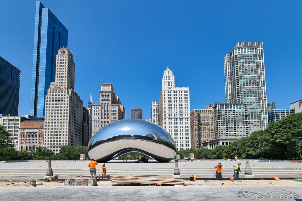 Cloud Gate mit Skyline von Chicago