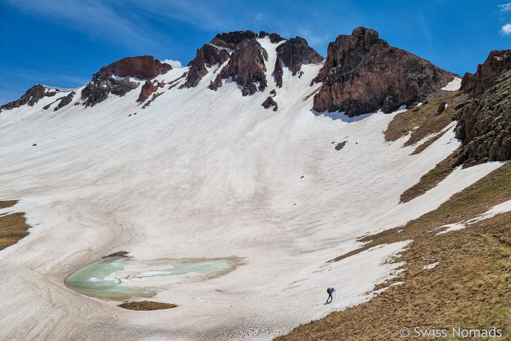 Schnee und Schmelzwassersee